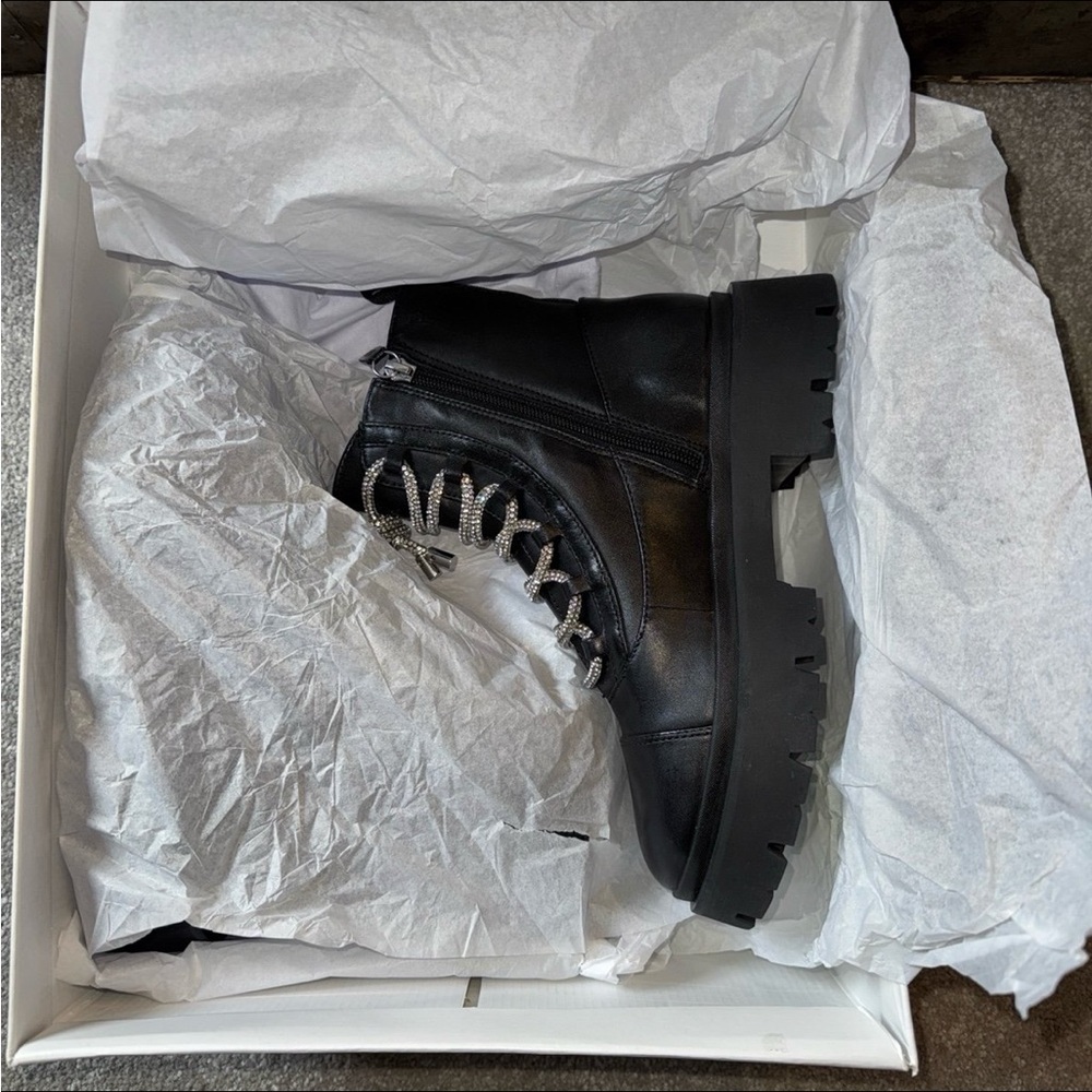 NIB Schutz Kaile Black Lug Lace Up/Side Zip Combat Moto Leather Boots SZ 7 - Picture 12 of 12